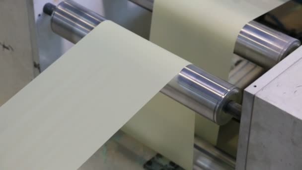 En fábrica de fabricación de papel — Vídeos de Stock