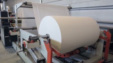 Kağıt fabrikasında.