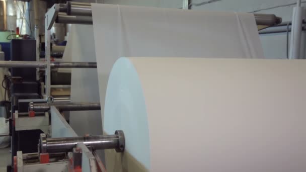 Na fábrica de fabricação de papel — Vídeo de Stock