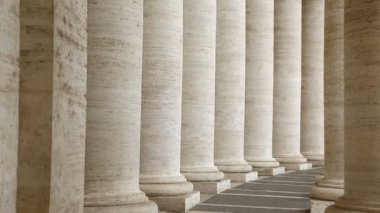 Vatikan 'daki Aziz Peter Bazilikası' nın ünlü sütunları.