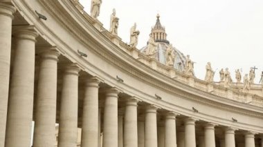 Vatikan 'daki Aziz Peter Bazilikası' nın ünlü sütunları.