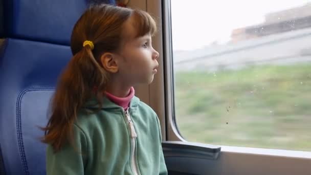 Bambina in treno — Video Stock