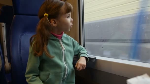 Niña en tren — Vídeos de Stock