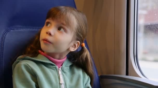 Κοριτσάκι στο τρένο — Αρχείο Βίντεο