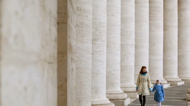 Mujer con su hija caminando entre columnas en Piazza San Pietro, Vaticano — Vídeos de Stock