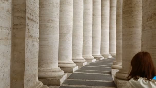 Femme avec sa fille marchant entre les colonnes sur la Piazza San Pietro, Vatican — Video