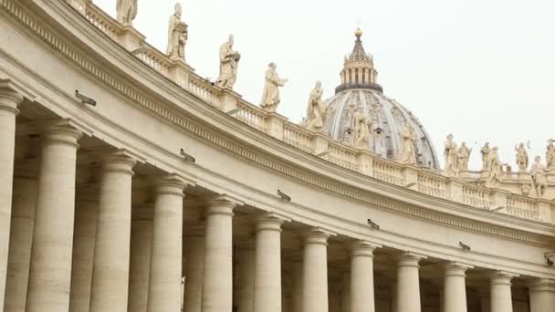 梵蒂冈圣彼得大教堂著名的柱廊 — 图库视频影像