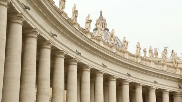 Slavná kolonáda baziliky sv. Petra ve Vatikánu — Stock video