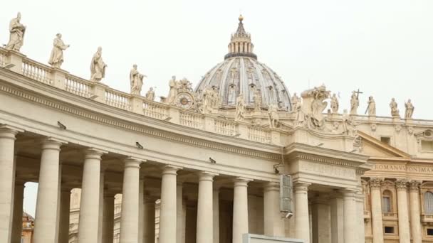 Colunata famosa da Basílica de São Pedro no Vaticano — Vídeo de Stock