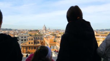 İnsanlar güzel Roma manzarasına hayran.