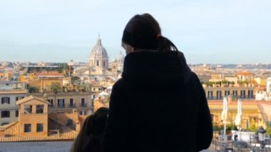Kızıyla birlikte bir kadın güzel Roma manzarasına hayran.