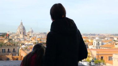 Kızıyla birlikte bir kadın güzel Roma manzarasına hayran.