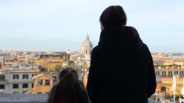 Kızıyla birlikte bir kadın güzel Roma manzarasına hayran.
