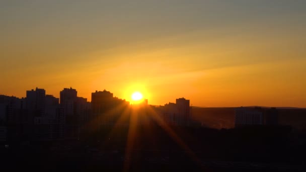 Por do sol sobre a cidade — Vídeo de Stock