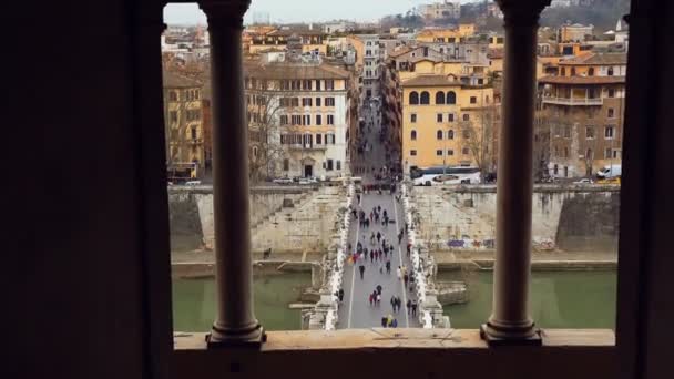 Мост Адриана знаменитый мост в Риме, вид с Мавзолея Адриана, Италия — стоковое видео
