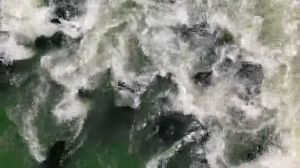 Acqua che scorre nel fiume — Video Stock