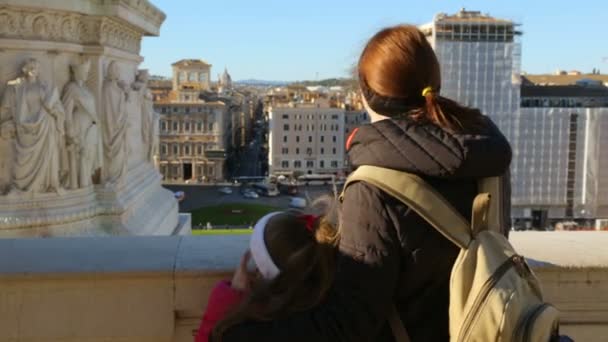 Turistas mirando la calle Roma, vista desde el Altar de la Patria, Italia — Vídeo de stock