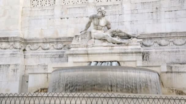 Фонтан за монументом Vittorio Emanuele II, Rome, Italy — стокове відео