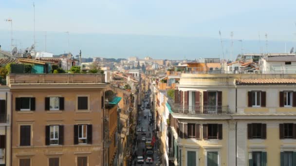 Узкая улица Рима сверху, Италия — стоковое видео