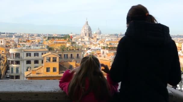 Vrouw met haar dochter bewonderen prachtig uitzicht op Rome — Stockvideo