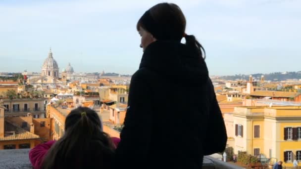 Vrouw met haar dochter bewonderen prachtig uitzicht op Rome — Stockvideo