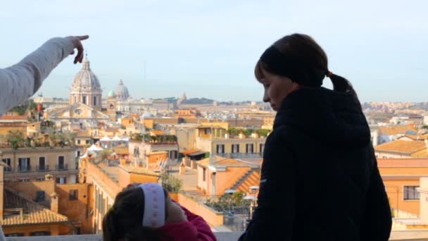 Vrouw met haar dochter bewonderen prachtig uitzicht op Rome — Stockvideo