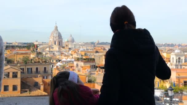 Vrouw met haar dochter bewonderen prachtig uitzicht op Rome — Stockvideo