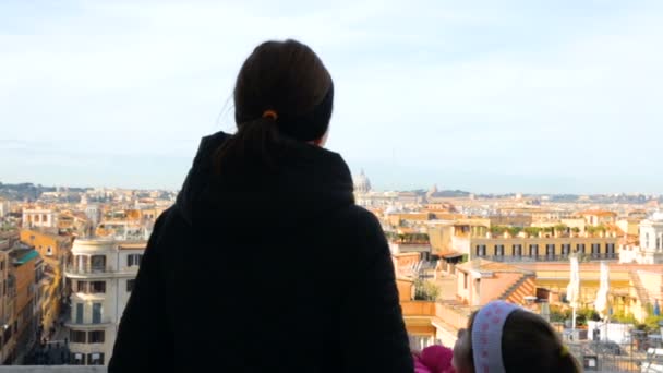 Vrouw met haar dochter bewonderen prachtig uitzicht op Rome — Stockvideo