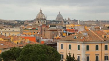 Bulutlu havada güzel Roma şehir manzarası
