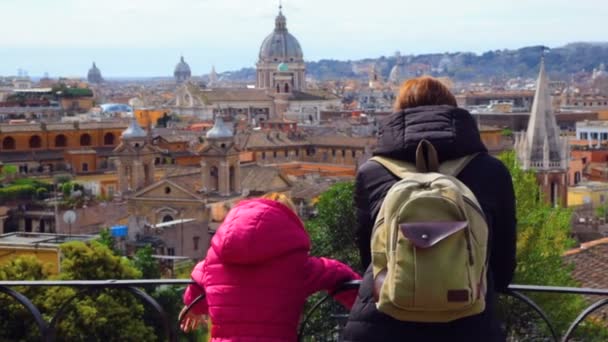 Vrouw met haar dochter bewonderen prachtig uitzicht op Rome — Stockvideo