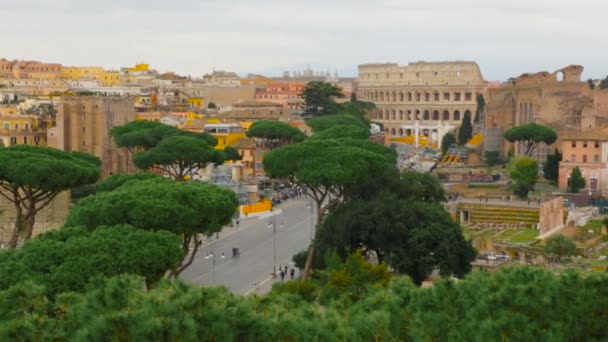 Landschappelijk uitzicht op Rome met Colosseum en Forum Romanum, Italië — Stockvideo