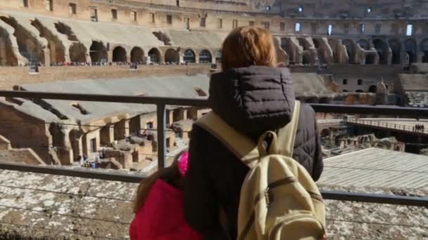 Frau mit Tochter bewundert römisches Kolosseum, Rom, Italien — Stockvideo