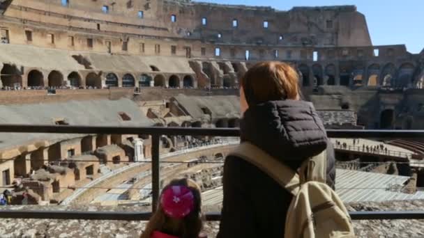 彼女の娘と女性はローマコロッセオを賞賛,ローマ,イタリア — ストック動画
