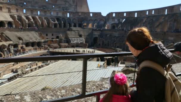 Woman with her daughter admire Roman Colosseum, Rome, Italy — Stock Video