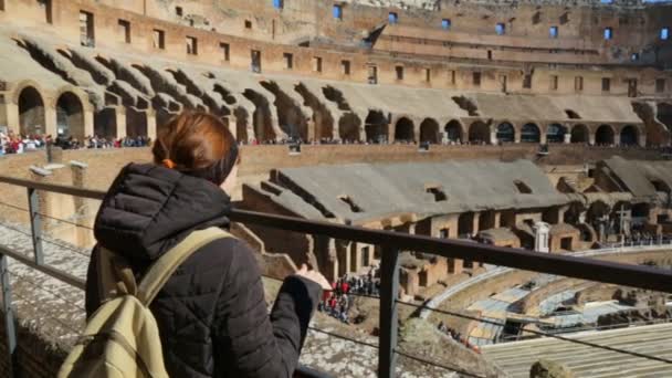 Kvinna med sin dotter beundrar Roman Colosseum, Rom, Italien — Stockvideo