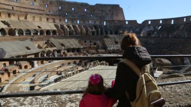 彼女の娘と女性はローマコロッセオを賞賛,ローマ,イタリア — ストック動画