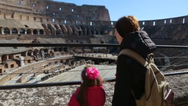 Frau mit Tochter bewundert römisches Kolosseum, Rom, Italien — Stockvideo