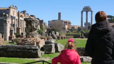 Kızıyla birlikte kadın Roma Forumuna, Roma 'ya, İtalya' ya hayran