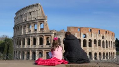 Kızıyla birlikte kadın Roma Kolezyumu 'na, Roma' ya, İtalya 'ya hayran