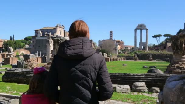 Femme avec sa fille admirer Roman Forum, Rome, Italie — Video