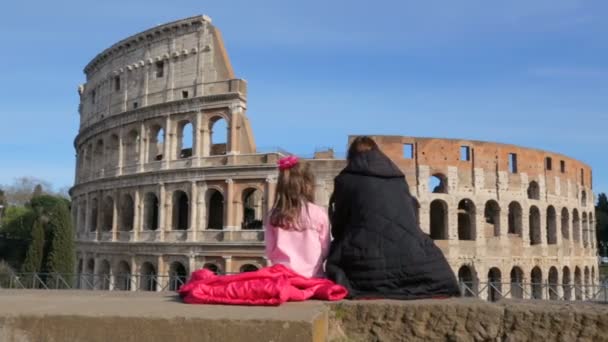 Frau mit Tochter bewundert römisches Kolosseum, Rom, Italien — Stockvideo