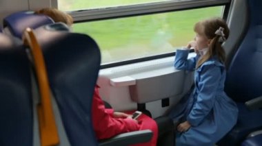 Trende kızıyla birlikte bir kadın.