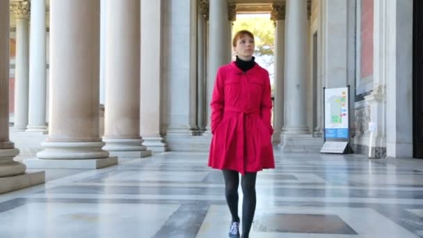 Kvinna promenader längs pelarna i basilikan Saint Paul — Stockvideo