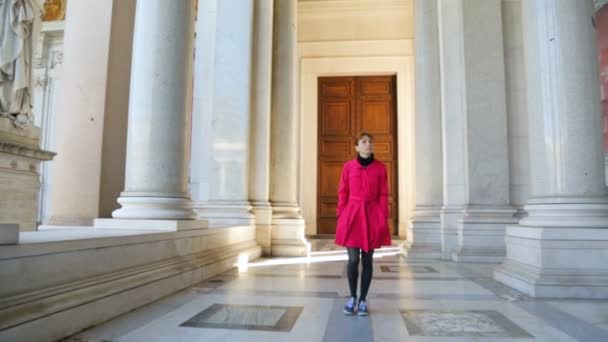 Femme marchant le long des colonnes de la basilique Saint-Paul — Video