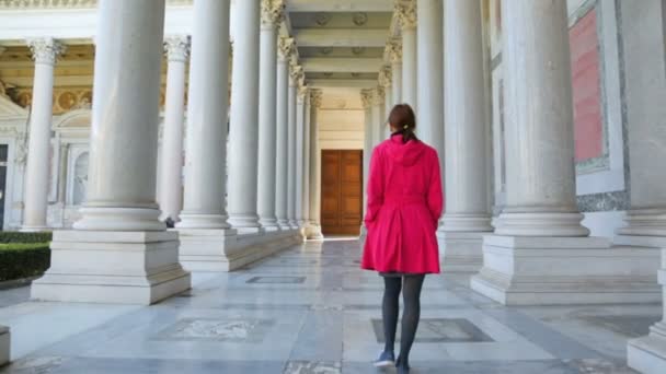Mujer caminando por las columnas de la Basílica de San Pablo — Vídeos de Stock