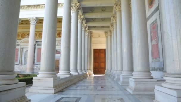 Promenade le long des colonnes de la basilique Saint-Paul — Video