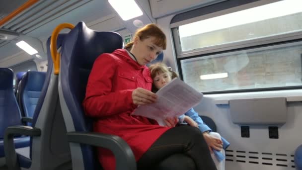 Donna con sua figlia in treno — Video Stock