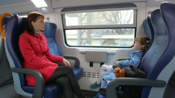 Femme avec sa fille dans le train — Video