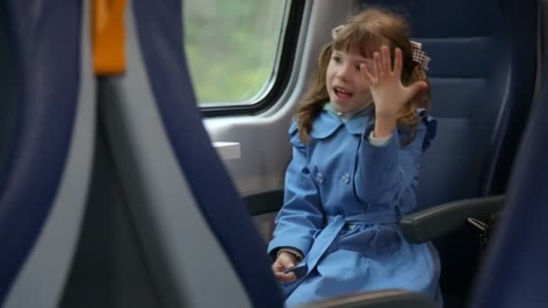 Petite fille dans le train en mouvement — Video