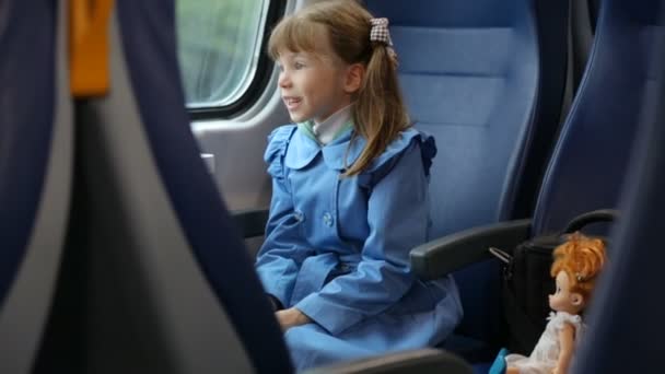 Petite fille dans le train en mouvement — Video